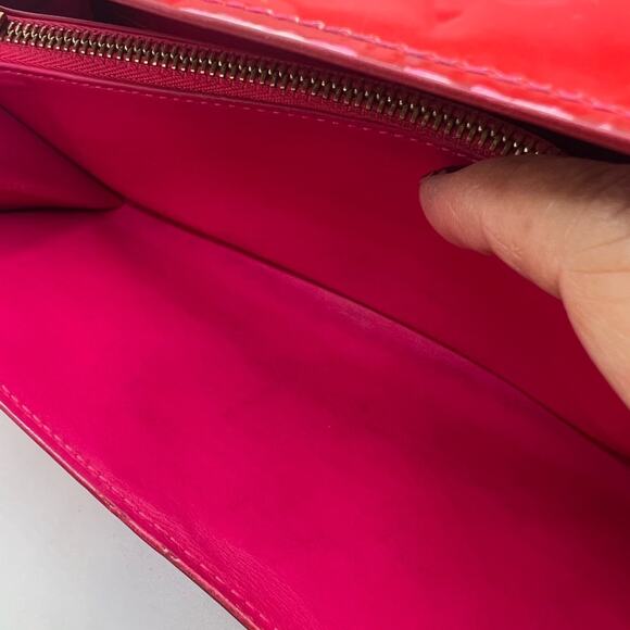GUC Preowned Louis Vuitton Red Vernis Sarah Wallet - Picture 5 of 11